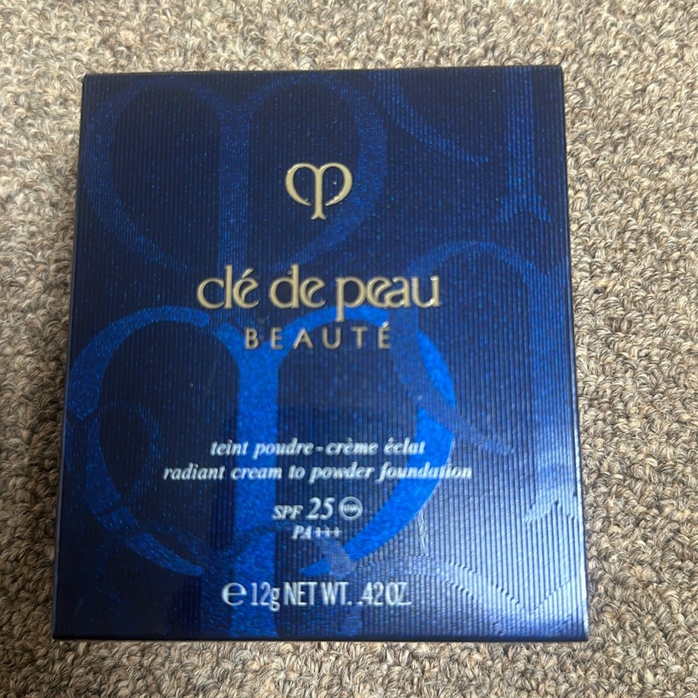 CLE DE PEAU cream to powder foundation